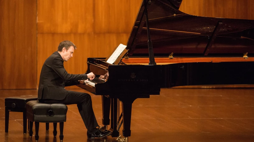 Concert de piano par Alexandre Tharaud : Mozart, Rameau, en 1ère partie et Satie, Poulenc, Brel, Trenet en 2ème partie.